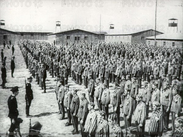 Dans un camp de concentration nazi, départ de prisonniers pour les travaux forcés