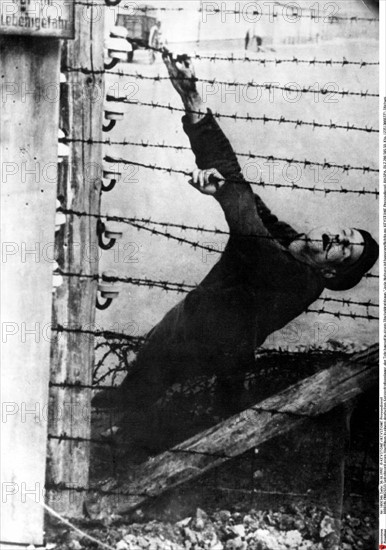 Suicide d'un prisonnier dans un un camp de concentration nazi