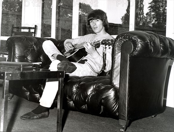 George HARRISON auf Sofa