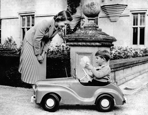 La reine Elisabeth II et son fils le prince Charles au château de Balmoral en 1952