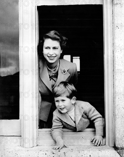 La reine Elisabeth II et son fils le prince Charles au château de Balmoral en 1952