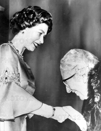 Queen ELIZABETH II. und Agatha CHRISTIE , 1974