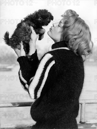 Romy SCHNEIDER mit ihrem Hundewelpen 'Flabs', 1959