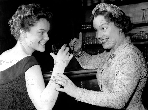 Romy SCHNEIDER zusammen mit ihrer Mutter Magda an einer Bar, Hamburg 1953