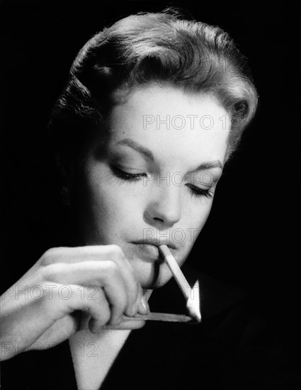 Romy SCHNEIDER, Portrait beim Zigarette anzünden
