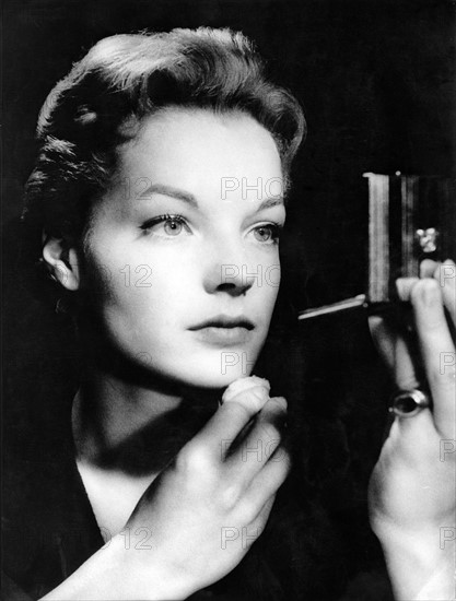 Romy SCHNEIDER, Portrait mit Schminkspiegel