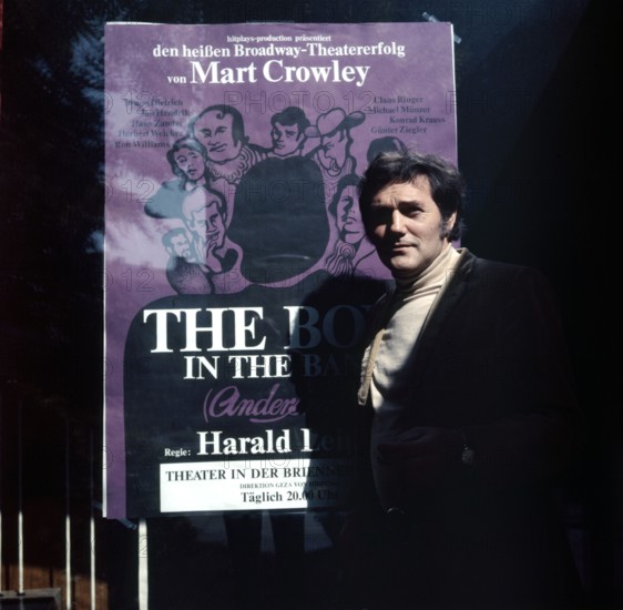 Harald LEIPNITZ in front of a poster