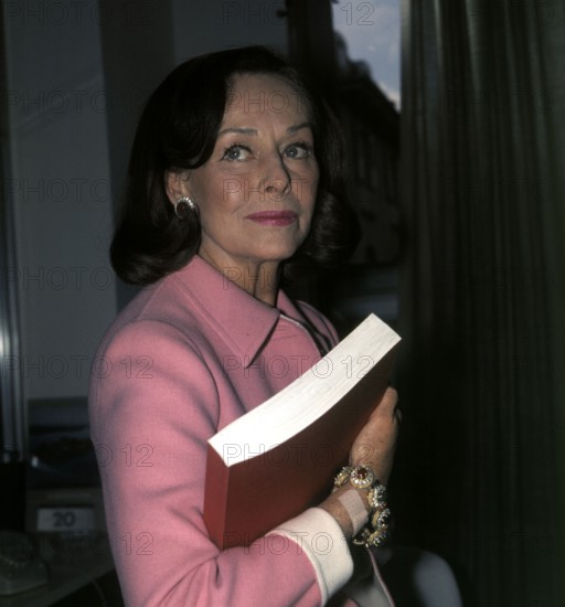 Paulette GODDARD introduces the last Remarque novel, 1971