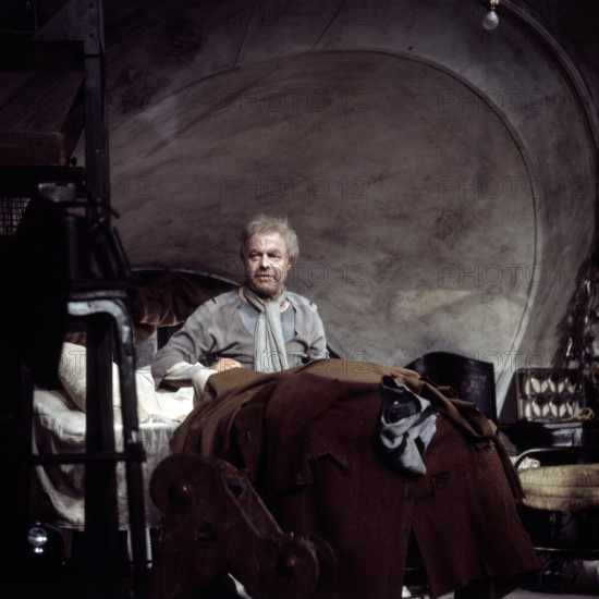 Heinz RÜHMANN plays in the theater