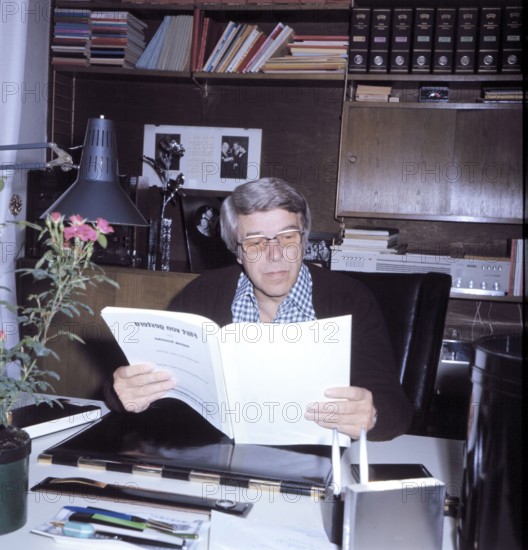 Heinz DRACHE at the desk
