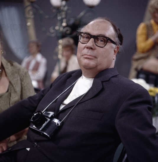 Heinz ERHARDT with a photo camera