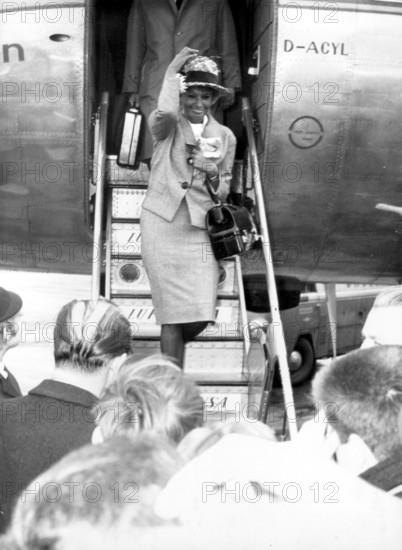 Sophia LOREN, getting out of a plane, Hamburg 1960