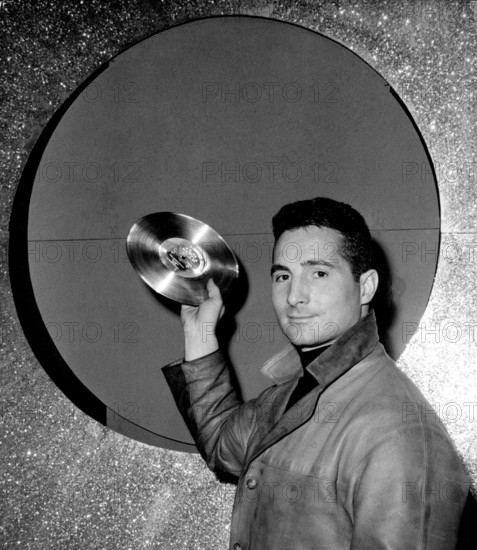 Freddy QUINN with his 5th gold record, Essen 1960