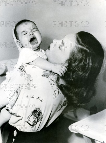 Judy GARLAND with Liza MINNELLI as a baby, 1947