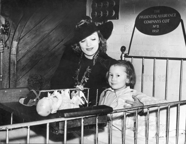 Marlene DIETRICH with child