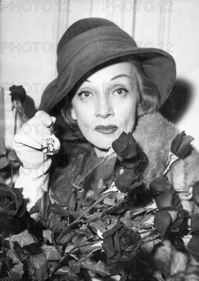 Marlene DIETRICH with roses
