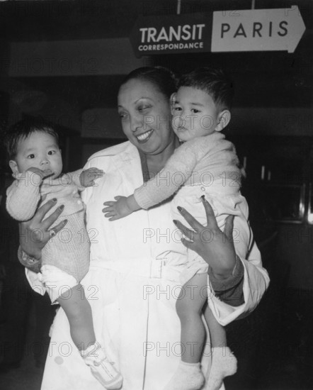 Josephine BAKER with two Japanese orphans, 1954