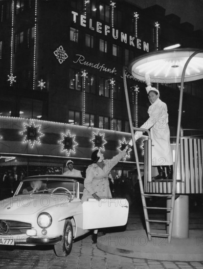 Margot HIELSCHER gives a police officer a Christmas present, 1956