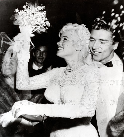 Jayne MANSFIELD marries Mickey HARGITAY