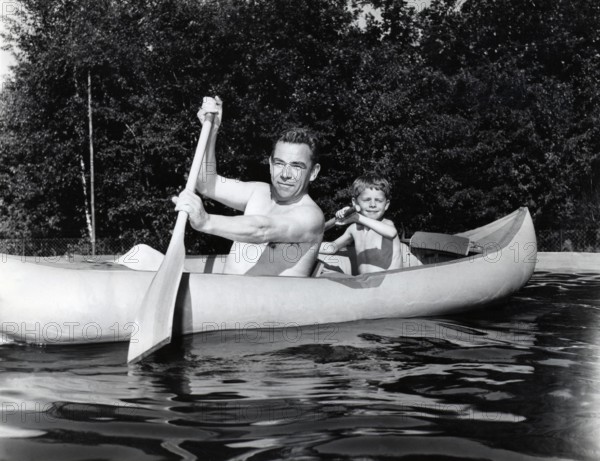 Peter FRANKENFELD with son Thomas in a canoe, 1959