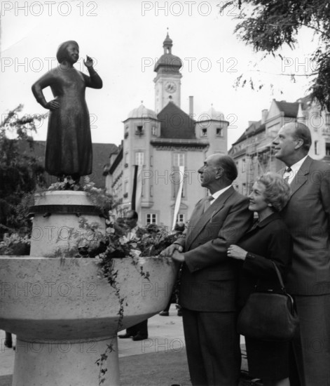 Inauguration of the Liesl Karlstadt fountain in Munich, 1961