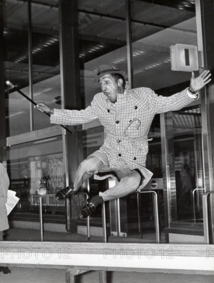 Sammy DAVIS Jr. with hat, coat and stick, jumping