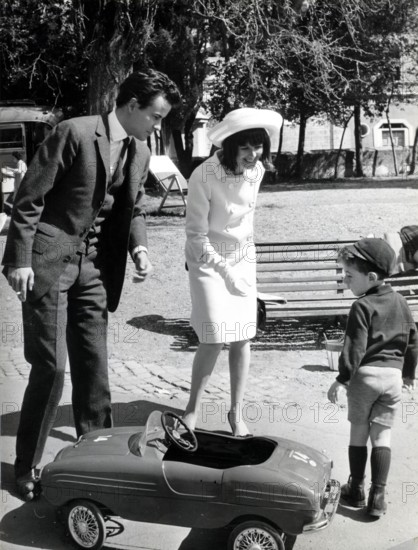 Horst BUCHHOLZ and Myriam BRU playing with their son, 1965