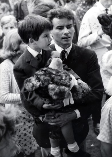 Horst BUCHHOLZ and son Christopher, 1966