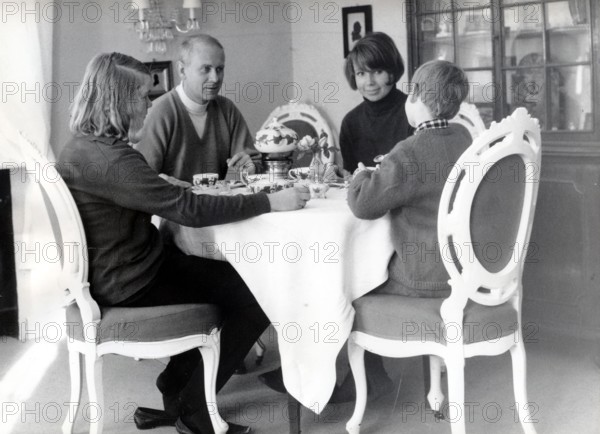 LORIOT with his family at the dining table, Ammerland 1966