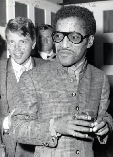 Sammy DAVIS Jr. with drinking glass 1968