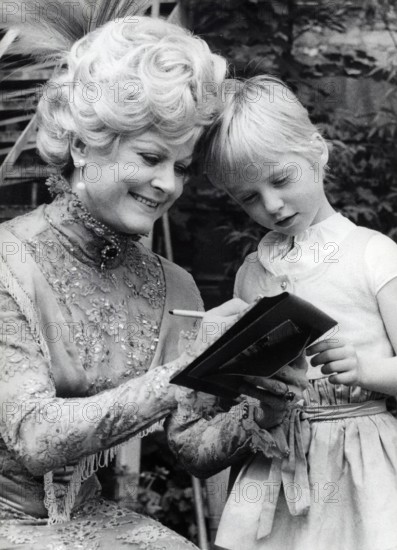 Marika RÖKK writing an autograph, 1971