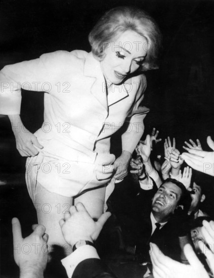 Marlene DIETRICH shows her legs