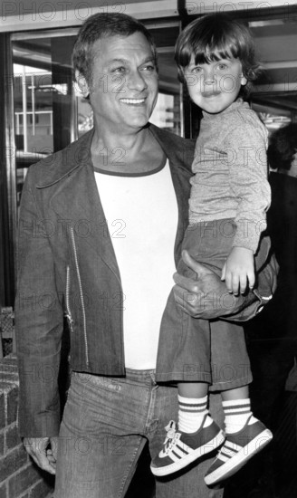Tony CURTIS with his son Nicholas, 1973