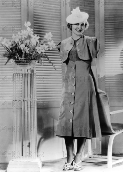 Joan FONTAINE presents fashion, 1937