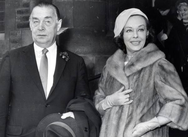 Erich Maria REMARQUE with his wife Paulette GODDARD, 1963