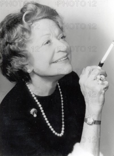 Grethe WEISER, portrait with cigarette
