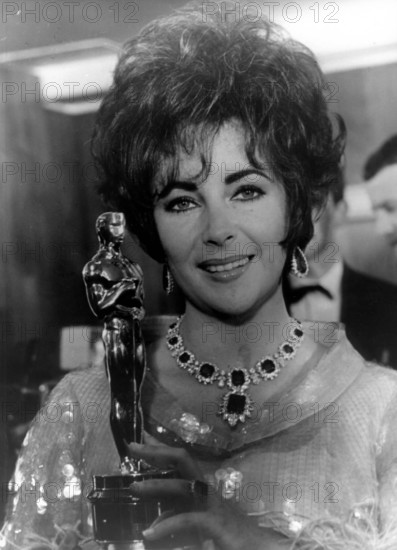 Oscar Awards 1967: Elizabeth TAYLOR, portrait with Oscar