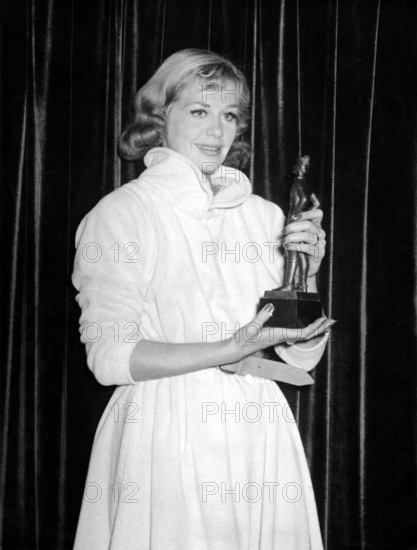 Hildegard Knef with Eulenspiegel statue