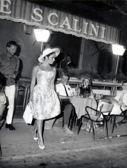 Elizabeth TAYLOR and Richard BURTON leave restaurant