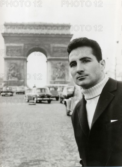 Freddy QUINN in front of the Arc de Triomphe, Paris