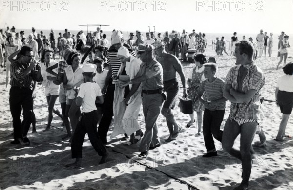 Marilyn MONROE with autograph hunters