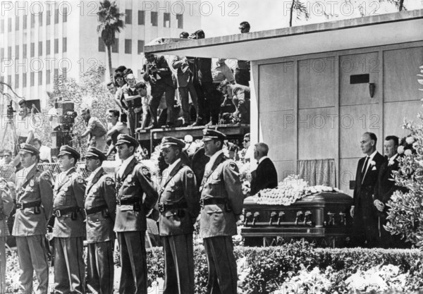 Funeral of Marilyn MONROE