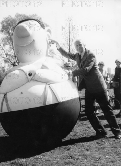 LORIOT with figure 'Schaukelpaul', Hamburg 1974