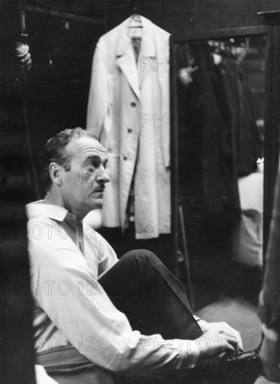 David NIVEN in a clothing store