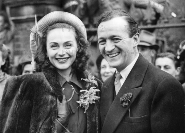 Hjordis TERSMEDEN and David NIVEN after their wedding in 1948