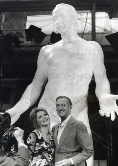 David NIVEN in front of the 5 meter high statue of himself
