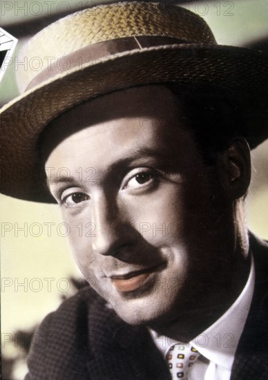 Peter ALEXANDER, portrait with straw hat