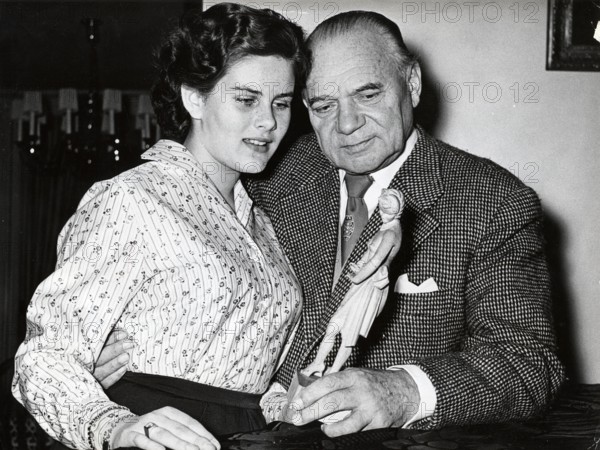 Georg JACOBY with daughter Gaby and a sculpture by Marika RÖKK