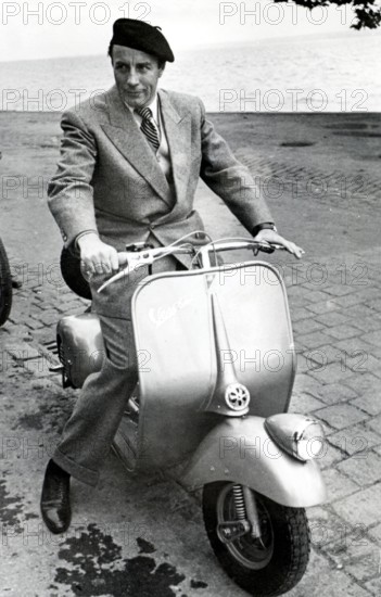 Johannes HEESTERS on a Vespa