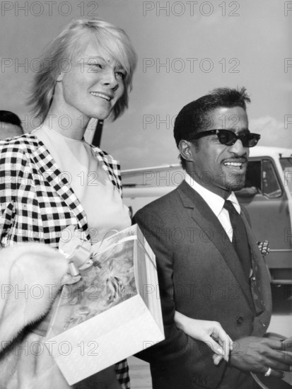 Sammy DAVIS Jr. with wife May BRITT, 1962